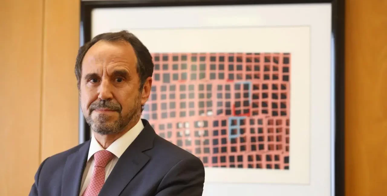 Homem de fato num escritório, associado ao tema da tramitação eletrónica em contratação pública