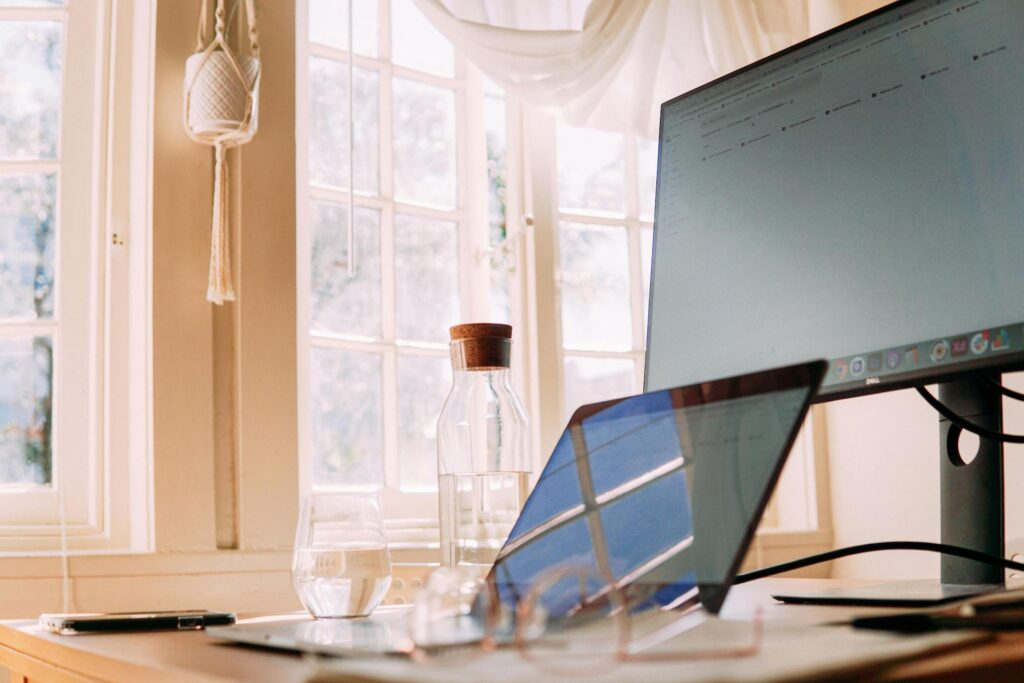 Espaço de trabalho luminoso com computador portátil para gestão de processos de contratação pública
